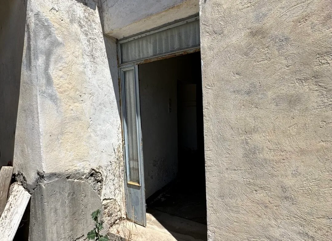 Plot of 210 sqm with building in the village of Vatos.