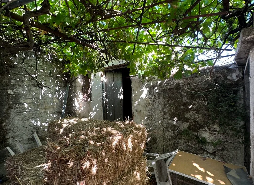 Old building and plot in Kissou Kampos village.