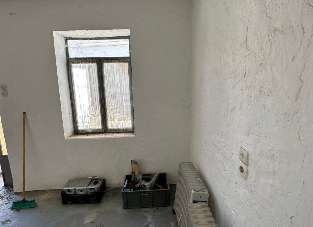 Plot of 210 sqm with building in the village of Vatos.