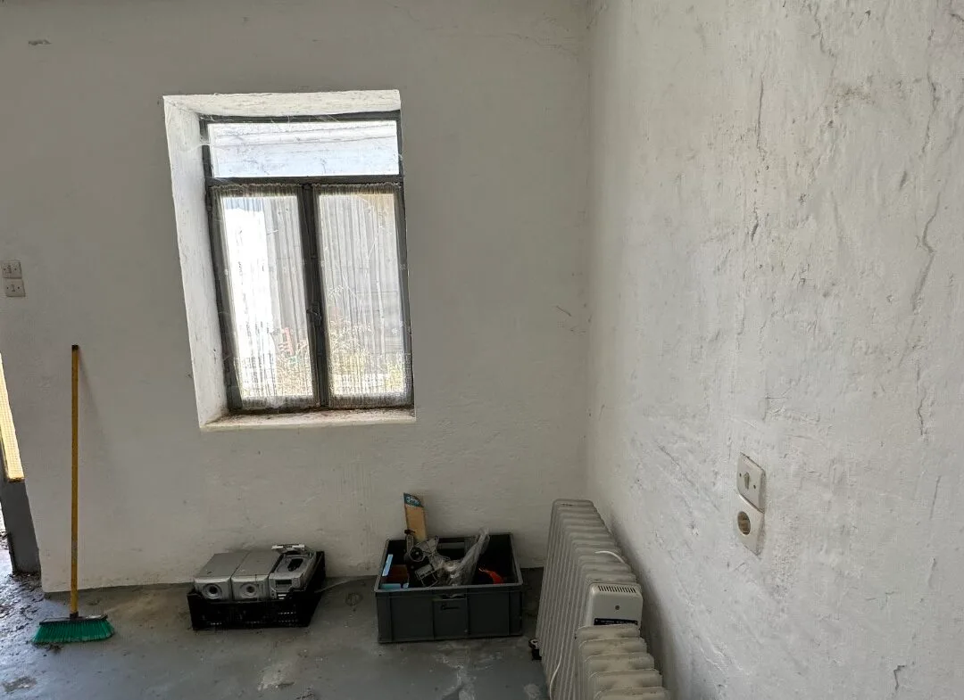 Plot of 210 sqm with building in the village of Vatos.