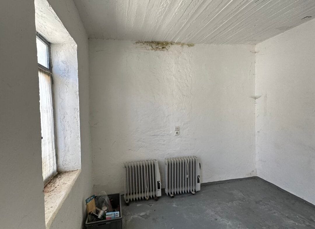 Plot of 210 sqm with building in the village of Vatos.