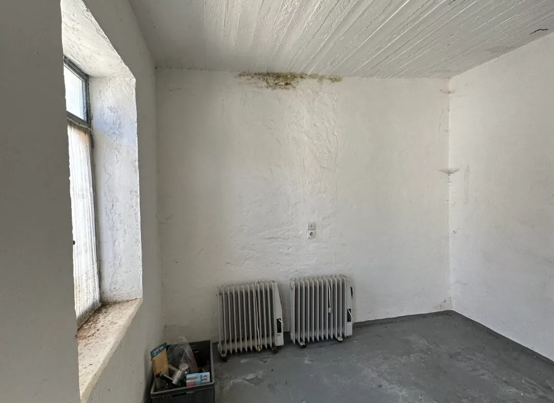Plot of 210 sqm with building in the village of Vatos.
