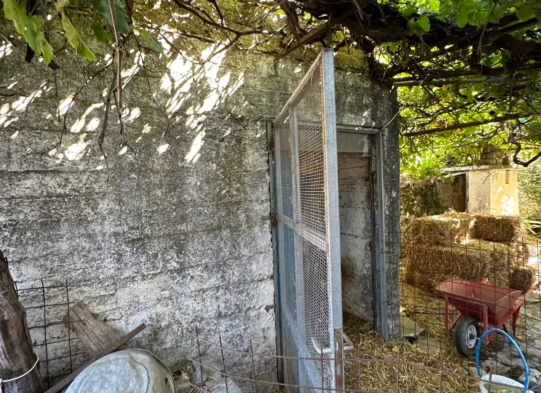 Old building and plot in Kissou Kampos village.