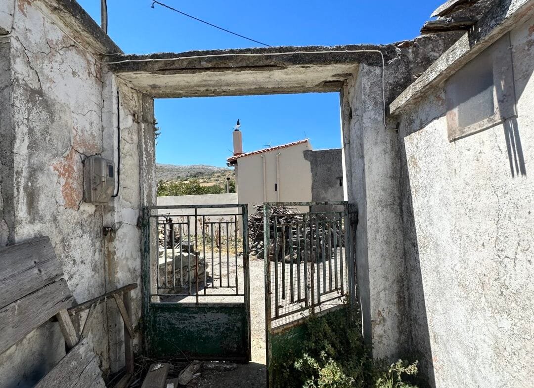 Plot of 210 sqm with building in the village of Vatos.