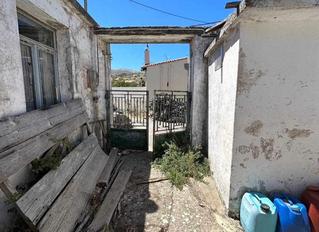 Plot of 210 sqm with building in the village of Vatos.