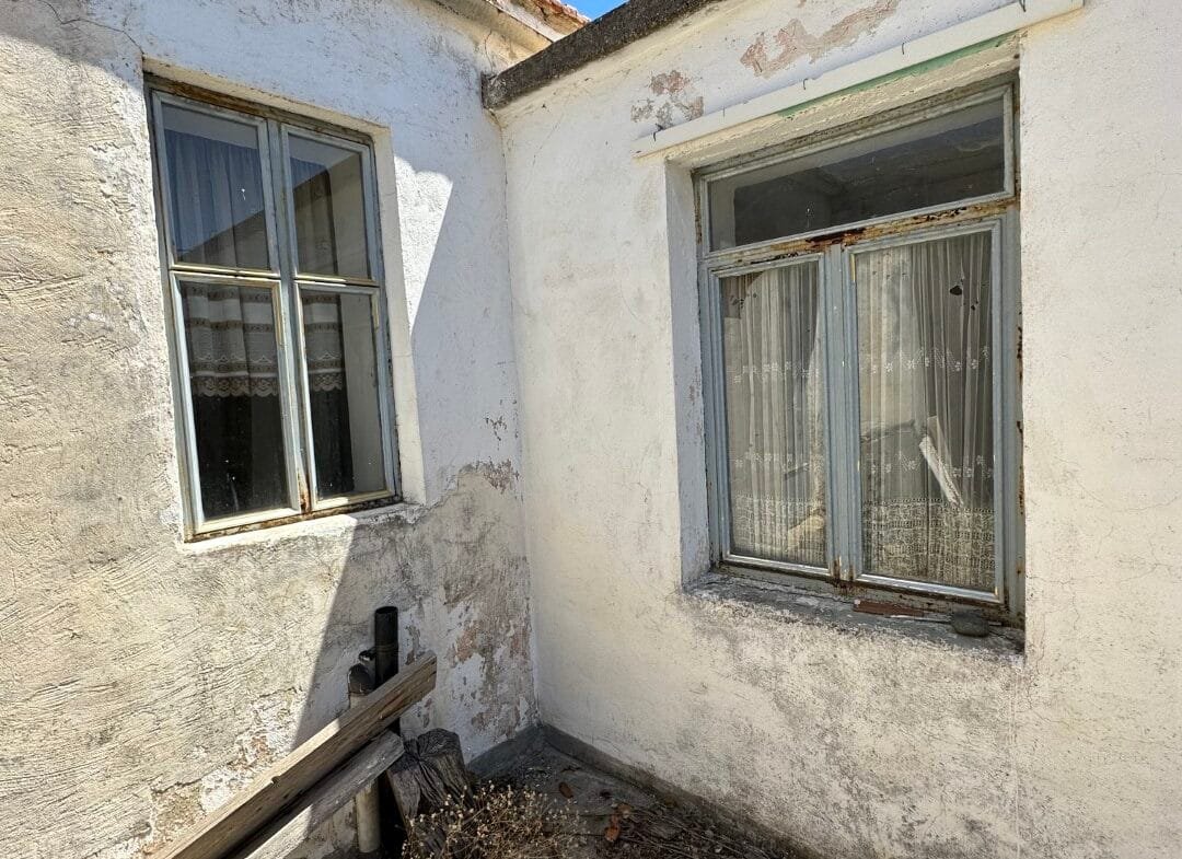 Plot of 210 sqm with building in the village of Vatos.