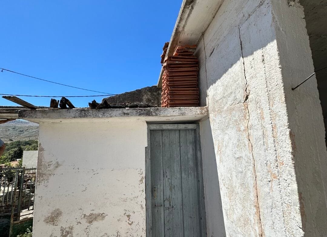 Plot of 210 sqm with building in the village of Vatos.