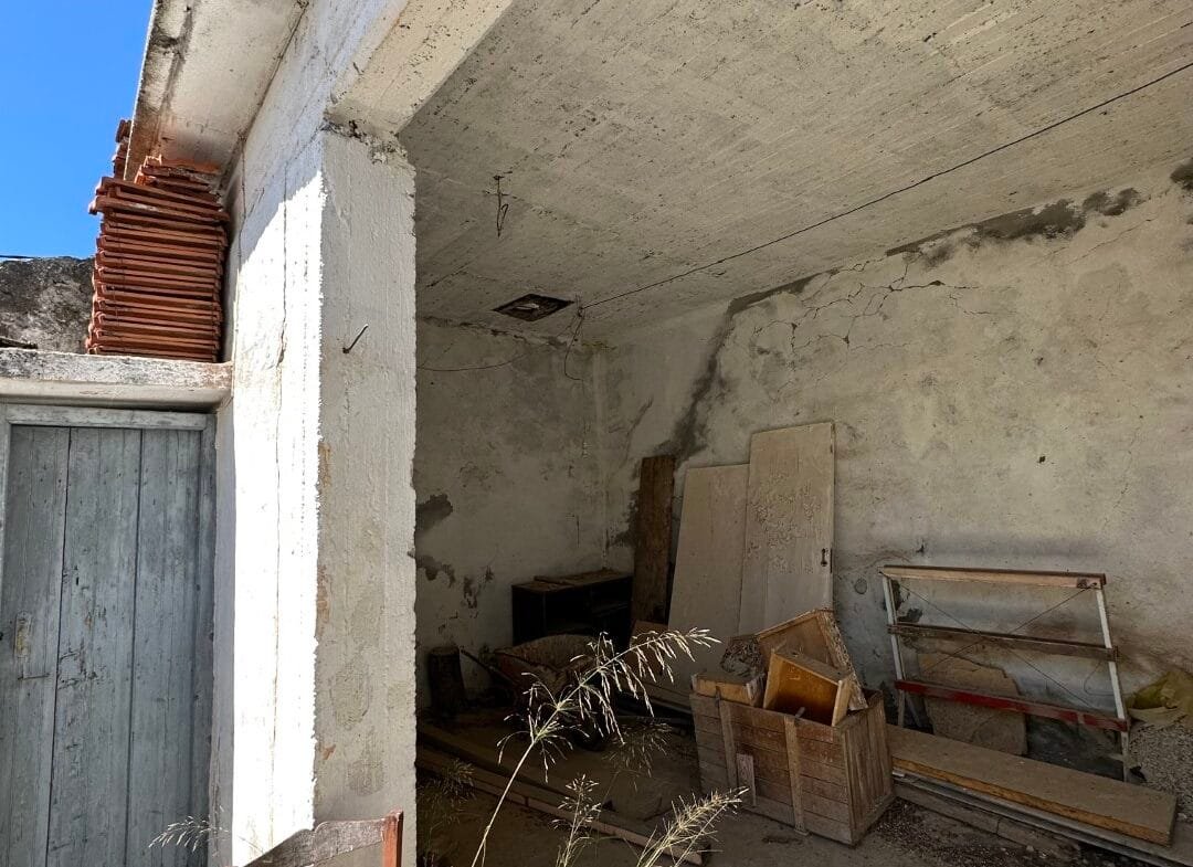 Plot of 210 sqm with building in the village of Vatos.