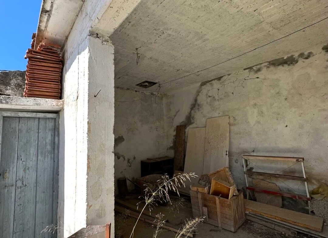 Plot of 210 sqm with building in the village of Vatos.