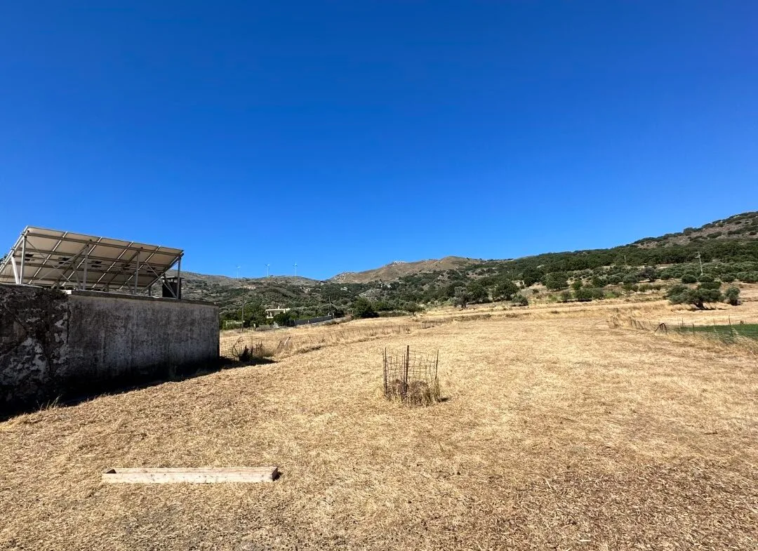 Old building and plot in Kissou Kampos village.