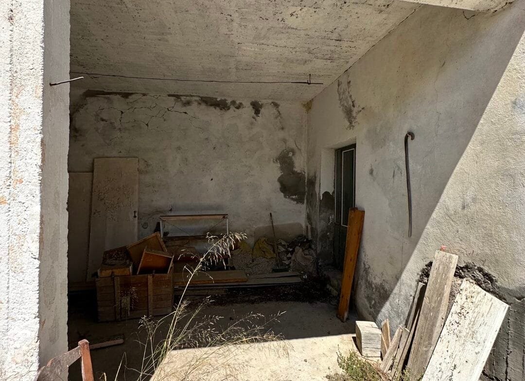 Plot of 210 sqm with building in the village of Vatos.