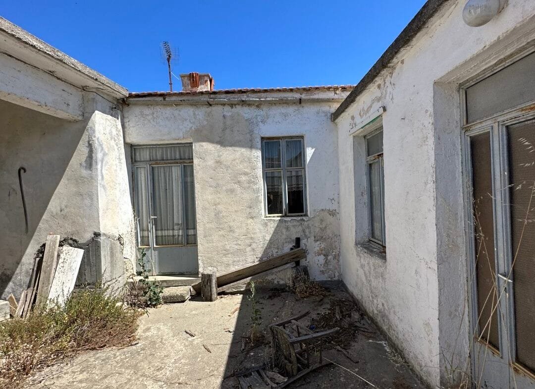 Plot of 210 sqm with building in the village of Vatos.