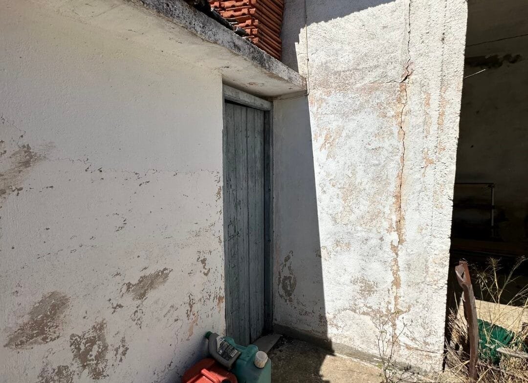 Plot of 210 sqm with building in the village of Vatos.