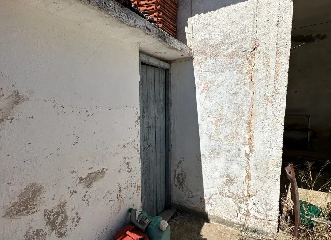 Plot of 210 sqm with building in the village of Vatos.