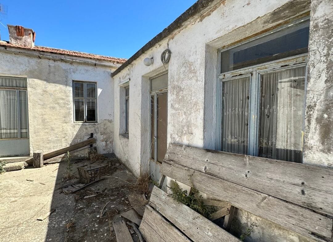 Plot of 210 sqm with building in the village of Vatos.