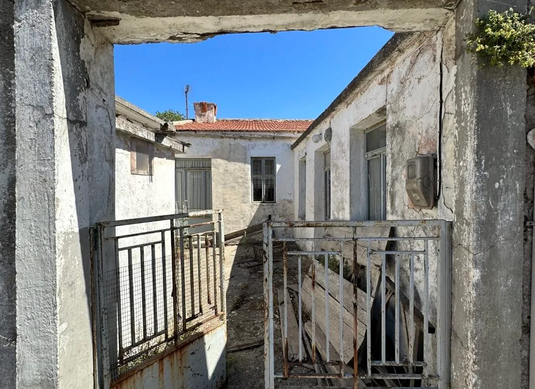 Plot of 210 sqm with building in the village of Vatos.