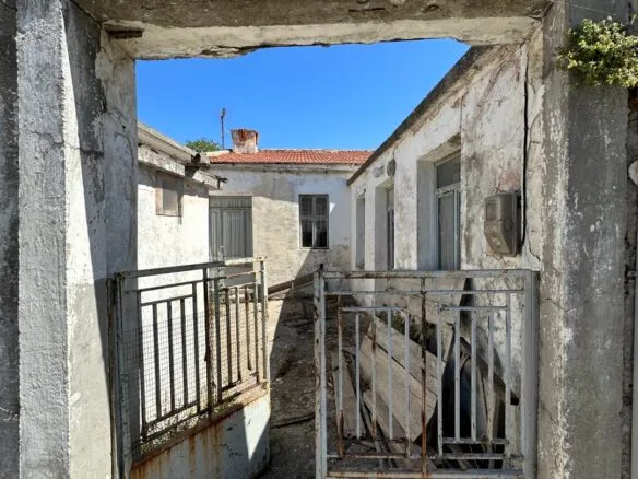 Plot of 210 sqm with building in the village of Vatos.