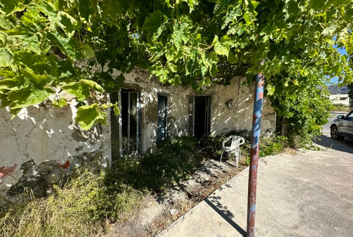 Old building and plot in Kissou Kampos village.