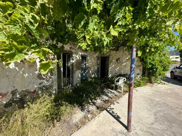 Old building and plot in Kissou Kampos village.