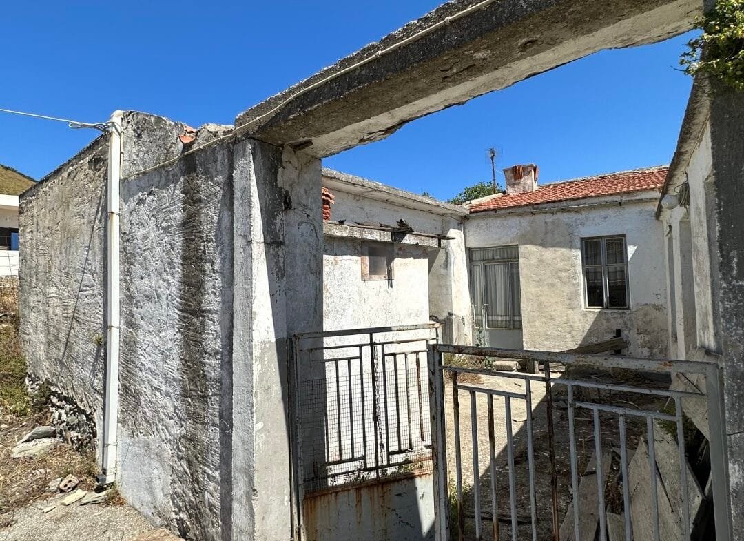 Plot of 210 sqm with building in the village of Vatos.