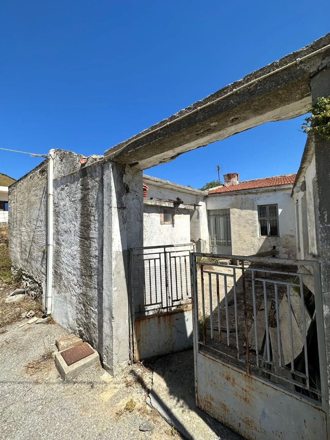 image00037 Plot of 210 sqm with building in the village of Vatos.