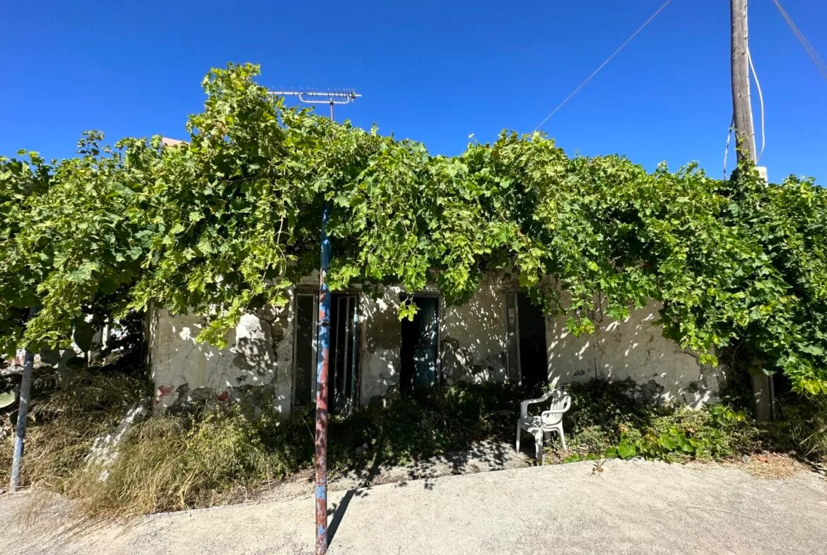 Old building and plot in Kissou Kampos village.