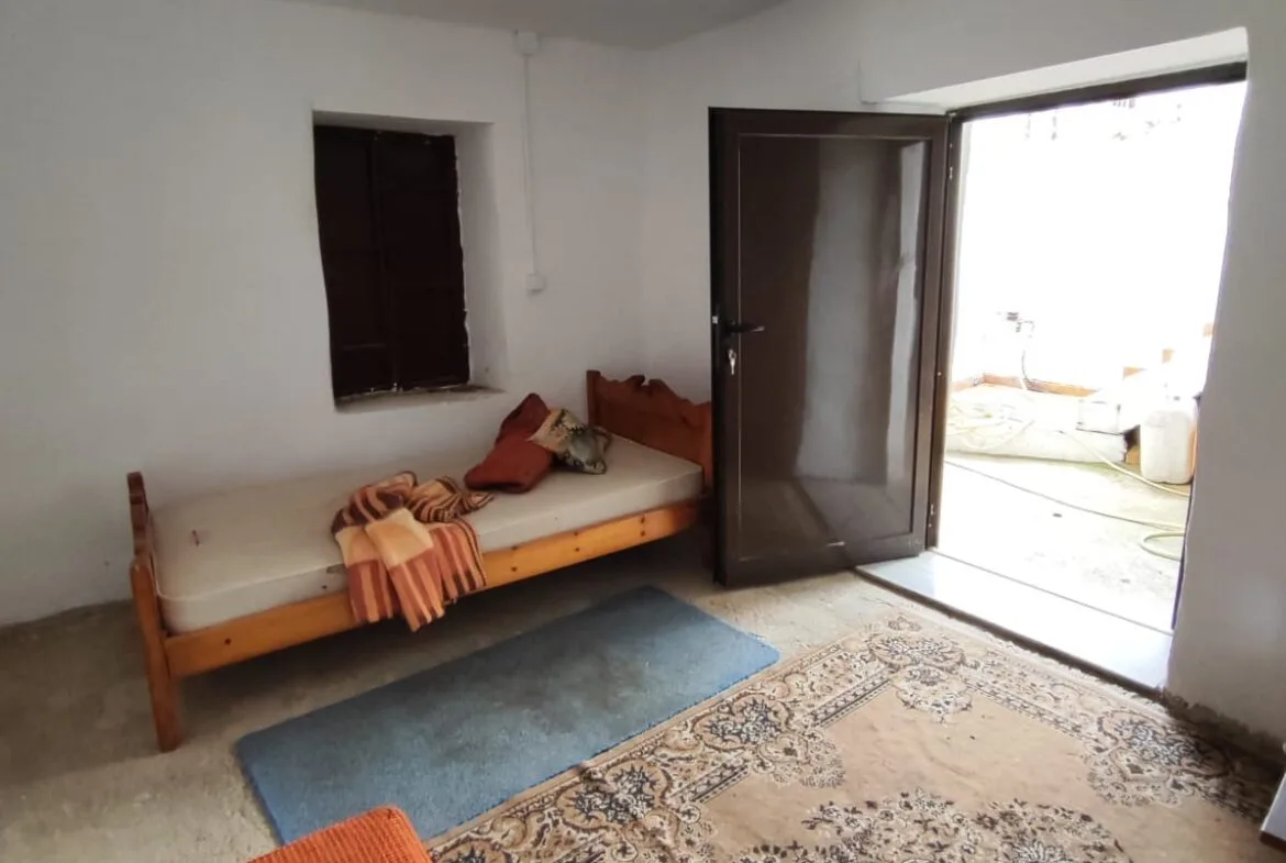Two-story stone house in Sactouria.