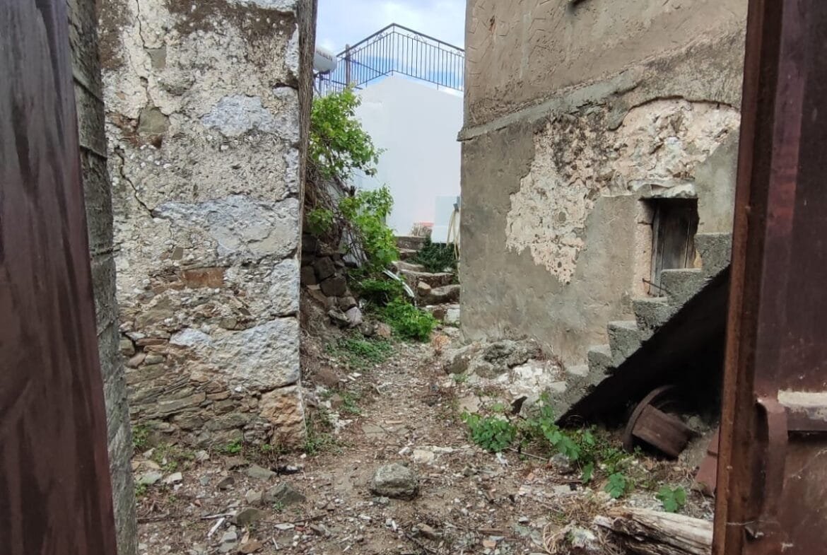 Two-story stone house in Sactouria.