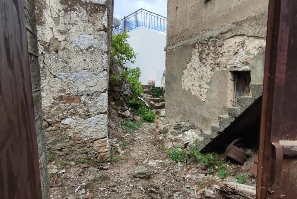 Two-story stone house in Sactouria.