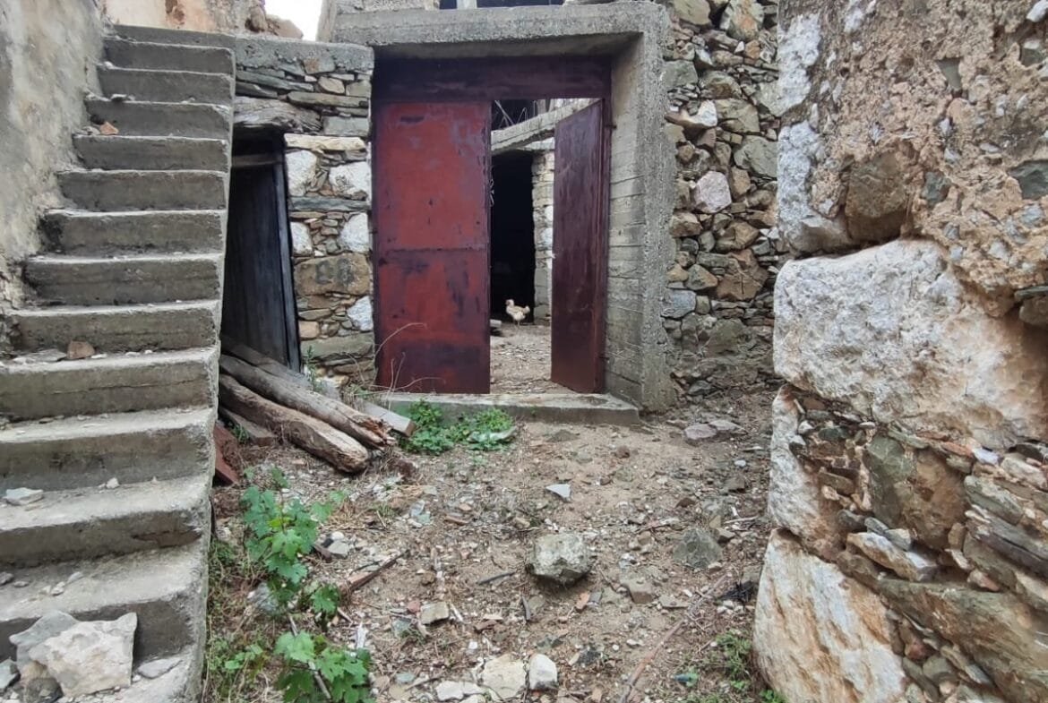 Two-story stone house in Sactouria.