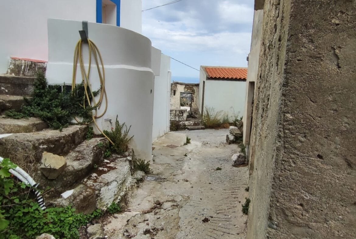 Two-story stone house in Sactouria.