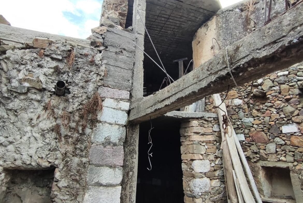 Two-story stone house in Sactouria.