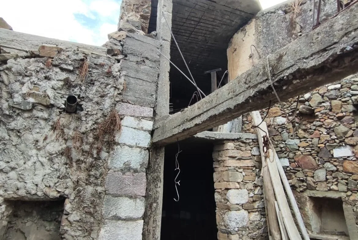 Two-story stone house in Sactouria.