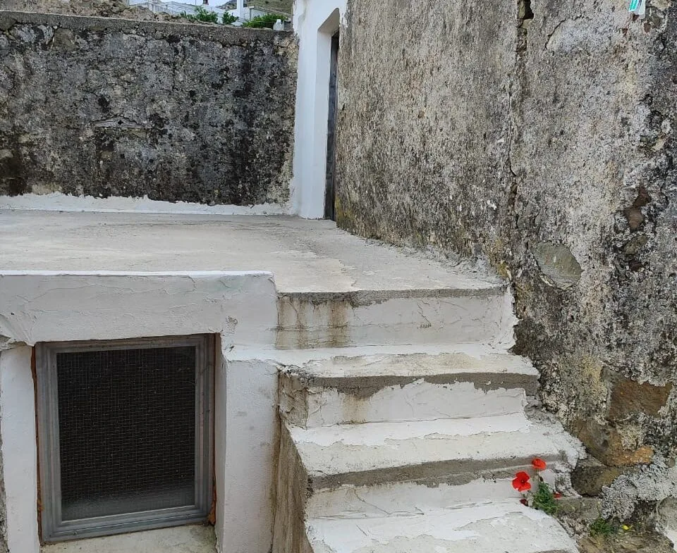 Two-story stone house in Sactouria.